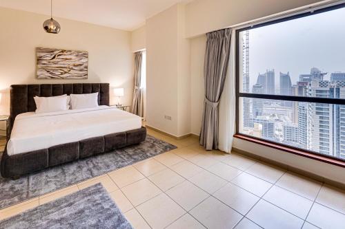 Postel nebo postele na pokoji v ubytování Wonderful apartment near The Beach Sadaf JBR