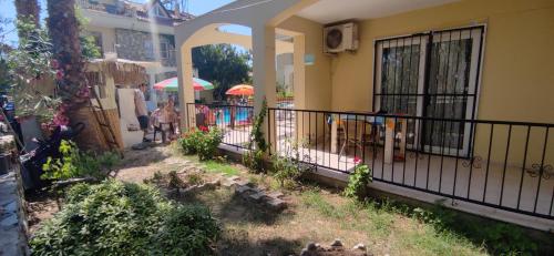 Κήπος έξω από το çileks apart otel