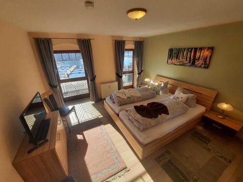 1 dormitorio con 2 camas y TV. en Ferienwohnung "Waren am Hafen" Objekt-ID 11992-8, en Waren