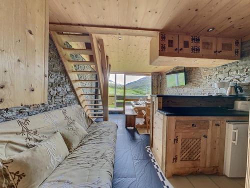 - un salon avec un canapé dans une petite maison dans l'établissement Duplex rénové · Départ ski aux pieds · Balcon · 45 m² · 6 pers · 3 flocons Or - FR-1-344-186, aux Menuires