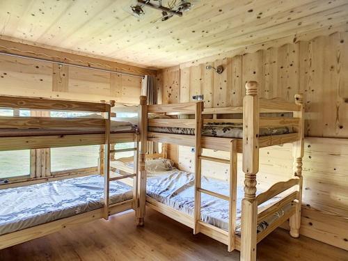 2 lits superposés dans une cabine aux murs en bois dans l'établissement Duplex rénové · Départ ski aux pieds · Balcon · 45 m² · 6 pers · 3 flocons Or - FR-1-344-186, aux Menuires