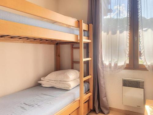 a bunk bed in a room with a window at Appartement Saint-Martin-de-Belleville, 2 pièces, 4 personnes - FR-1-344-246 in Saint-Martin-de-Belleville
