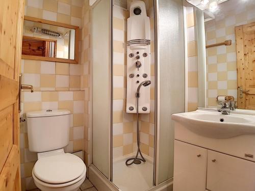 une petite salle de bain avec toilettes et lavabo dans l'établissement Studio entièrement rénové Centre station Balcon - FR-1-344-607, aux Menuires