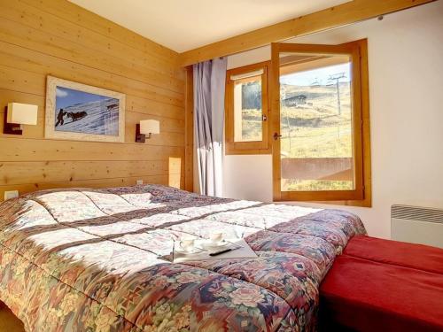 une chambre avec un lit et une fenêtre dans l'établissement Bel Appartement Rénové de 62 m², 8 Pers, Pieds des Pistes, Parking Couvert Inclus - Les Bruyères - FR-1-344-345, aux Menuires