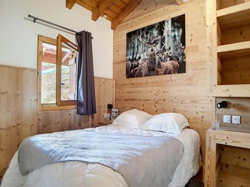 レ・メニュアールにあるAppartement Les Menuires, 4 pièces, 10 personnes - FR-1-344-366の木造キャビン内のベッド1台が備わるベッドルーム1室を利用します。