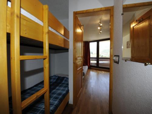 Cette chambre comprend 2 lits superposés et un couloir. dans l'établissement Studio skis aux pieds avec balcon sud, confort et équipements complets - FR-1-344-539, aux Menuires