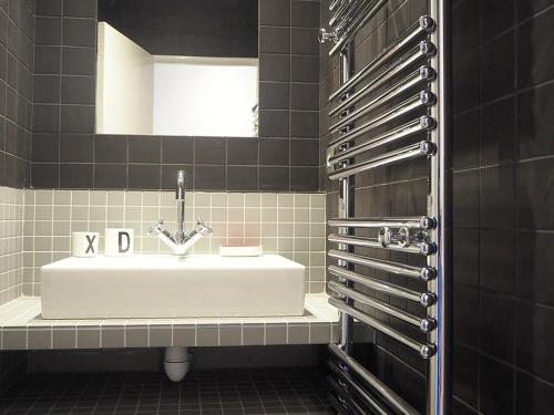 une salle de bain avec un lavabo blanc et un miroir dans l'établissement DUPLEX rénové · 8 pers · Pied des pistes · 2 balcons · Wifi - FR-1-344-427, aux Menuires