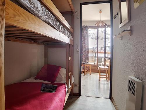 - une chambre avec des lits superposés et une salle à manger dans l'établissement Studio fonctionnel proche des pistes avec balcon - FR-1-344-535, aux Menuires