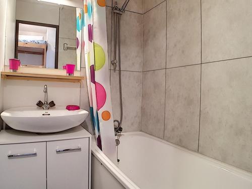 une salle de bain avec un lavabo, une baignoire et une douche dans l'établissement Studio fonctionnel proche des pistes avec balcon - FR-1-344-535, aux Menuires