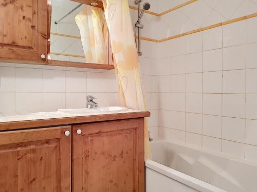 a bathroom with a sink and a bath tub at Appartement Les Menuires, 4 pièces, 6 personnes - FR-1-344-453 in Les Menuires
