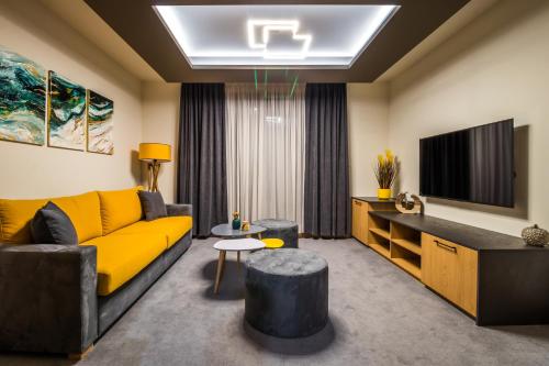Televisyen dan/atau pusat hiburan di EMAR HOTEL & SPA