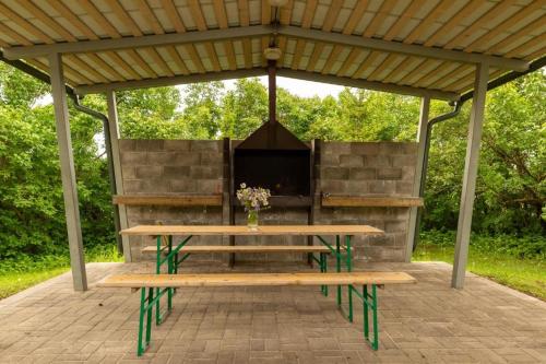 a picnic table under a gazebo at Motovilla in Toila