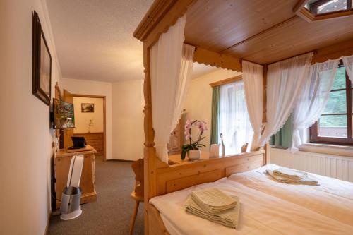 Un pat sau paturi într-o cameră la Zur Margarethenmühle - Landgasthof und Waldhotel