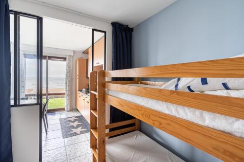 - une chambre avec 2 lits superposés et un balcon dans l'établissement Le Proust, à Cabourg