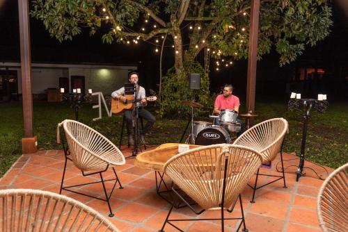 a man playing guitar and a man playing drums at Hotel Campestre Cafe Cafe in Montenegro