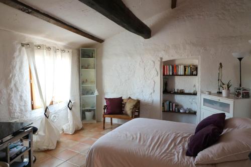 una camera con un letto bianco e una finestra di Marie à Callas a Callas