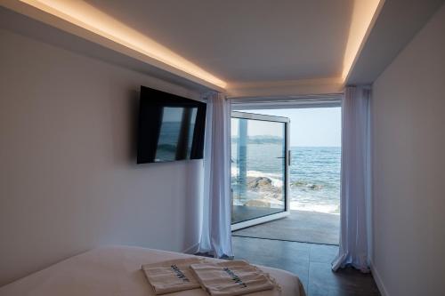 une chambre avec un lit et une vue sur l'océan dans l'établissement villa La Musarde, à Sainte-Maxime