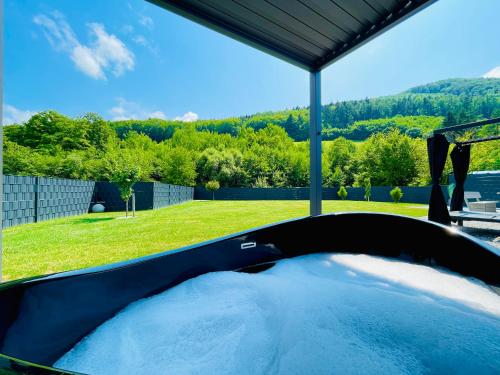 a large jacuzziificialificialificialificialificialificialificialificialificialificial at Voralpen Lodge - Ferienhaus mit Gym & Wellnessbereich in Traisen