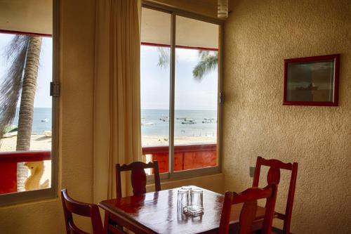comedor con mesa y vistas a la playa en Rincon del Pacifico en Puerto Escondido