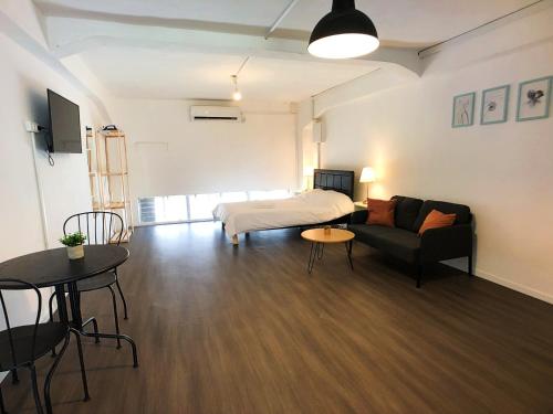 Μια τηλεόραση ή/και κέντρο ψυχαγωγίας στο Lev Florentin Apartments
