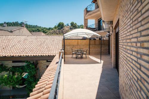 a balcony of a house with a table and chairs at Ca l'Apotecari in Calaceite