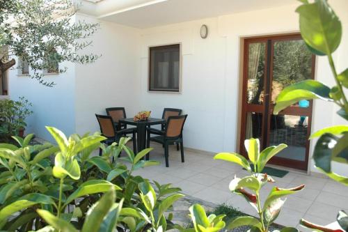 Ferienwohnung ulivo mit Pool und Privatstrand -1