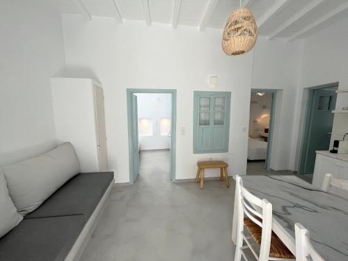 Χώρος καθιστικού στο Cycladic Rooftop House in the Heart of Parikia