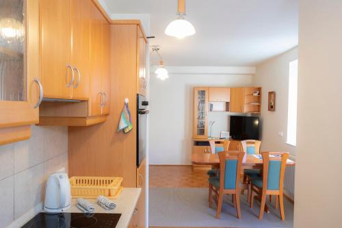 cocina y sala de estar con mesa y sillas. en Apartment Tinka Kranjska Gora en Kranjska Gora