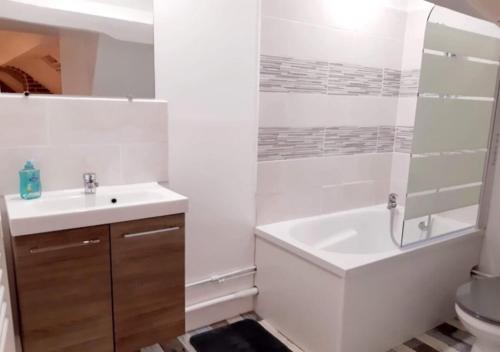 une salle de bain blanche avec un lavabo et des toilettes dans l'établissement Les Pipots, à Boulogne-sur-Mer