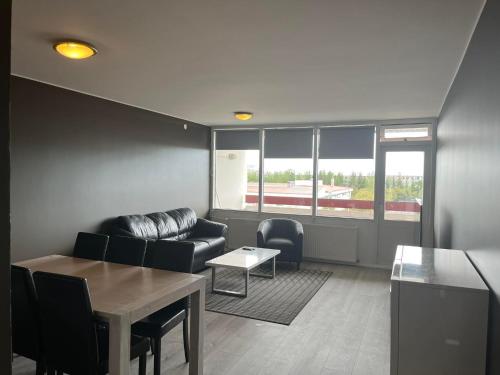 sala de estar con sofá y mesa en Reykjavík Condo en Reikiavik