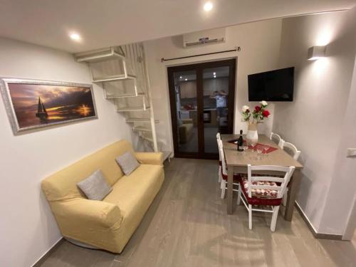 sala de estar con sofá y mesa en Villa Vera Tropea - free parking, en Tropea