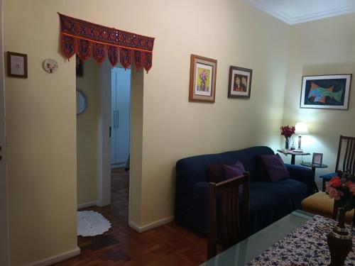 sala de estar con sofá y mesa en Apartamento Premium, en Río de Janeiro