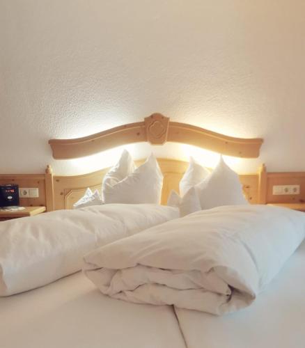 Una cama o camas en una habitación de Hotel Dernbachtal