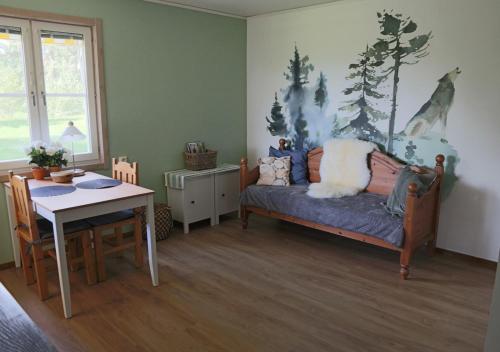 a living room with a couch and a table at HusHotellHunge AB in Bräcke