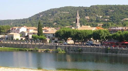 une ville à côté d'une rivière avec une ville dans l'établissement LE GECKO GITE, à Saint-Martin-dʼArdèche