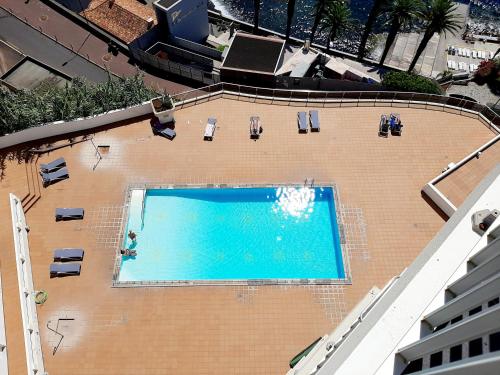 Výhled na bazén z ubytování Superb Sea View Flat in Funchal nebo okolí