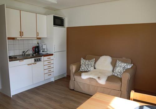 a living room with a couch and a kitchen at HusHotellHunge AB in Bräcke