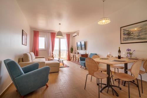 a living room with a table and chairs at Apartmani Smokovo in Jadranovo