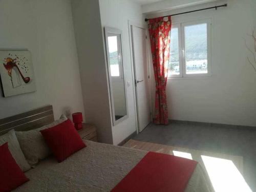a white bedroom with a bed and a window at Alojamientos Harizan in Agaete