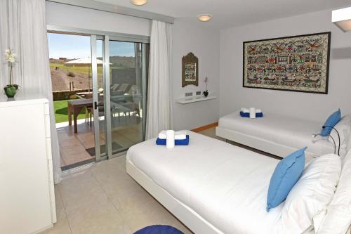 Pokój hotelowy z 2 łóżkami i balkonem w obiekcie Salobre Vista Golf 26 w mieście Maspalomas