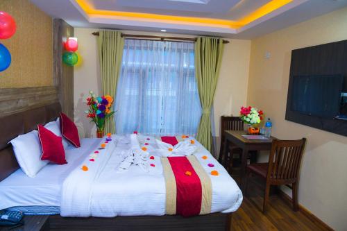 Кровать или кровати в номере Hotel Airport Deepshree