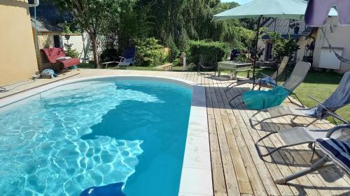 The swimming pool at or close to Maintenon Saint Martin de nigelles, maison d'hôtes Marguerite