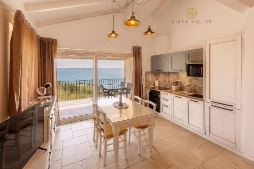 Kuchyň nebo kuchyňský kout v ubytování Vista Villas - Lovely Dreams Apartment Villa W