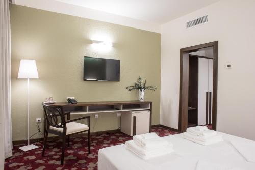 Televizorius ir (arba) pramogų centras apgyvendinimo įstaigoje Hotel Relax Craiova