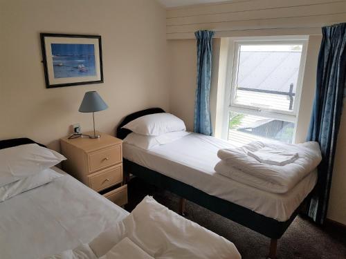 Llit o llits en una habitació de Perran View Holiday Park