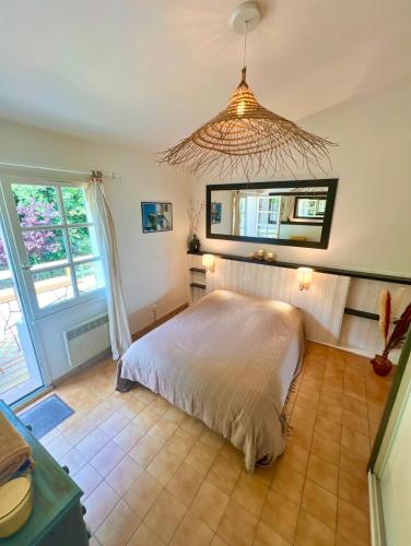 une chambre avec un lit et une grande fenêtre dans l'établissement Front de mer Rivedoux-Plage - Terrasse Extérieur - Parking, à Rivedoux-Plage