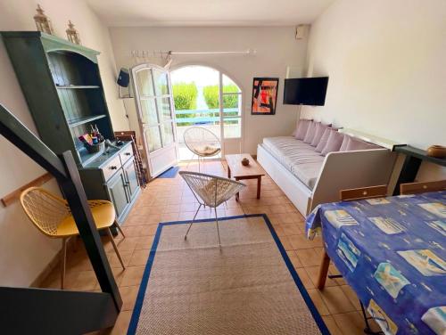 una sala de estar con una cama y un sofá en Front de mer Rivedoux-Plage - Terrasse Extérieur - Parking, en Rivedoux-Plage
