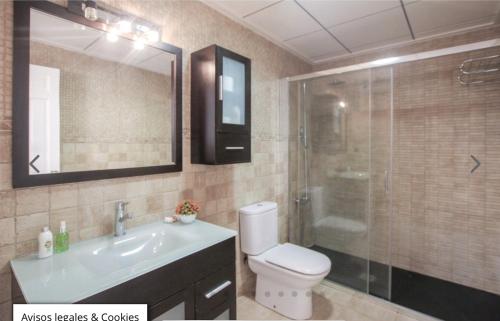 W łazience znajduje się toaleta, umywalka i prysznic. w obiekcie Apartamento Sierra Espuña w mieście Alhama de Murcia