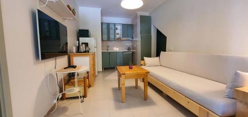 ein Wohnzimmer mit einem Sofa und einem Tisch in der Unterkunft A&B Home Hotel in Göcek