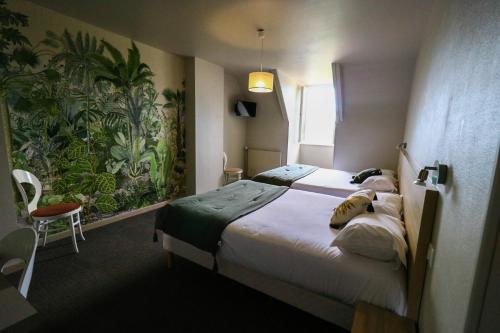 ロカマドゥールにあるオステルリー ベルビューのベッド2台が備わる客室で、壁には絵画が飾られています。